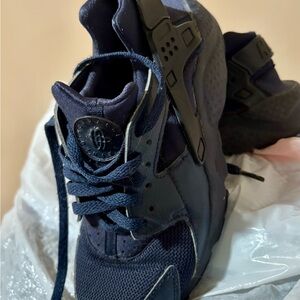 Nike Air Huarache, Triple Navy" size 5Y Kids Navy Blue Athletic Shoes